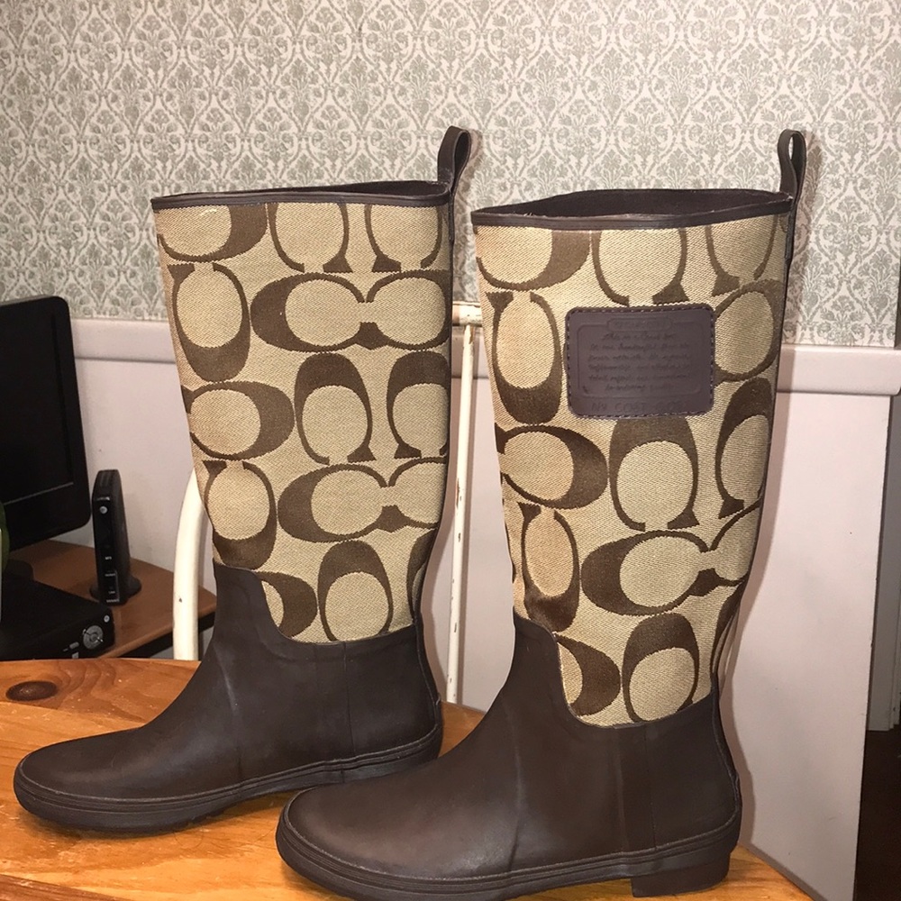 COACH BROWN LARGE SIGNATURE RAIN BOOT SIZE 7